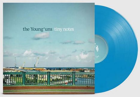 Text: "the Young'uns tiny notes". Ein blauer Himmel über einem Geländer. Eine blaue Vinyl-Schallplatte.