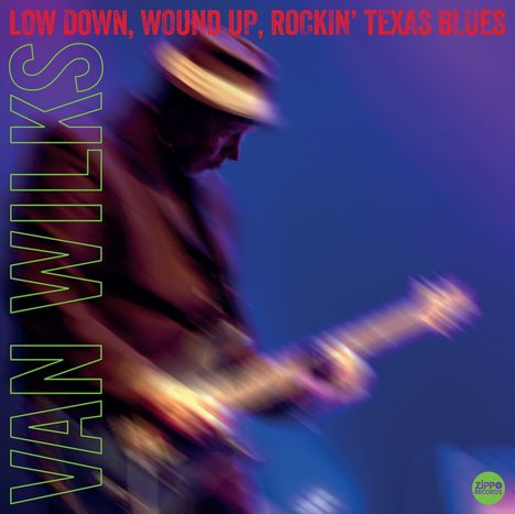 "LOW DOWN, WOUND UP, ROCKIN' TEXAS BLUES" in Rot, "VAN WILKS" in Grün, unscharfer Gitarrist in Bewegung, lila Hintergrund.