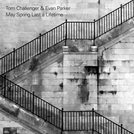 „Tom Challenger & Evan Parker May Spring Last a Lifetime“. Schwarzweißaufnahme einer Treppe mit schmiedeeisernem Geländer.