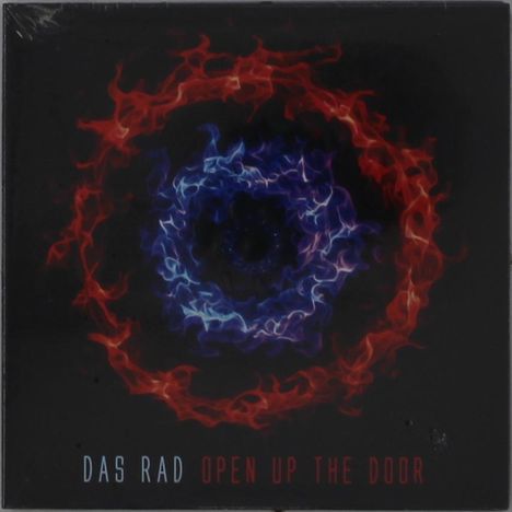 "DAS RAD OPEN UP THE DOOR" steht unter einer bunten, feurigen Spiralform auf schwarzem Hintergrund.