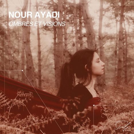 Text: "NOUR AYADI OMBRES ET VISIONS". Eine Frau steht in einem Wald und blickt mit geschlossenen Augen zur Seite.