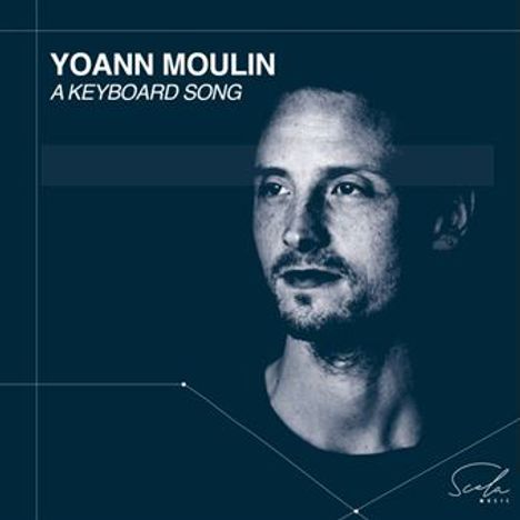 YOANN MOULIN, Titel: A KEYBOARD SONG. Ein Porträt eines nachdenklichen Mannes auf dunkelblauem Hintergrund.
