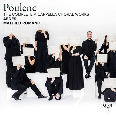 "Poulenc: The Complete A Cappella Choral Works. Aedes, Mathieu Romano. Personen in schwarzer Kleidung halten Notenblätter."