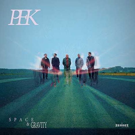 Text: "PEK", "SPACE & GRAVITY". Fünf Personen gehen auf einer Landebahn, blauer Himmel im Hintergrund.