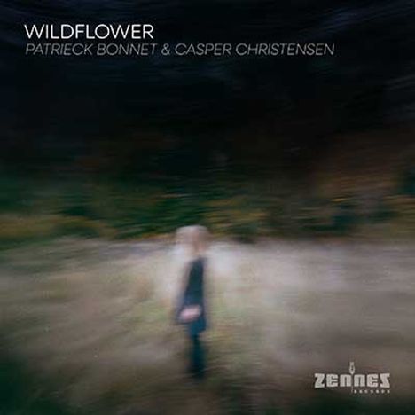 "WILDFLOWER" und die Künstlernamen "Patrieck Bonnet & Casper Christensen" auf einem verschwommenen, grünen Hintergrund.