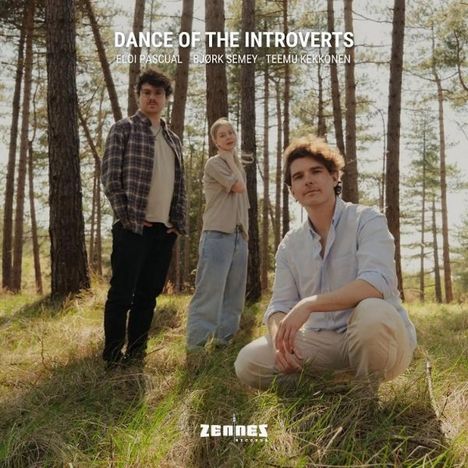 "Dance of the Introverts. Eloi Pascual, Björk Semey, Teemu Kekkonen. Zennes." Drei Personen in einem lichten Wald.