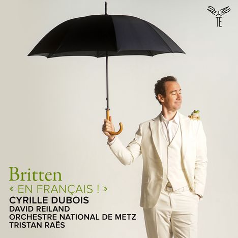 Text: Britten « EN FRANÇAIS ! » CYRILLE DUBOIS DAVID REILAND ORCHESTRE NATIONAL DE METZ TRISTAN RAËS. Mann mit Schirm, Frosch auf Schulter.