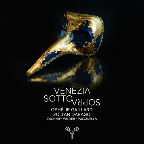 Text: "Venezia Sotto, Orphelie Gaillard, Zoltan Darago, Zachary Wilder, Pulcinella". 
Eine dekorative venezianische Maske.