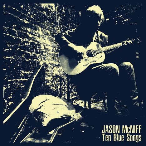 „JASON McNIFF, Ten Blue Songs“ in einer düsteren, kontrastreichen Szene mit einem Gitarristen auf einem Stuhl.