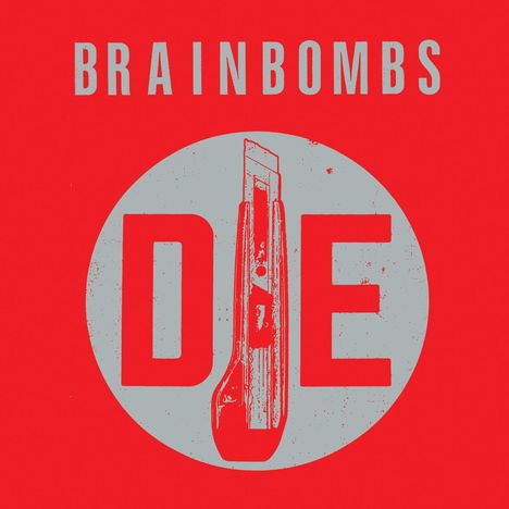 „BRAINBOMBS“ oben, „DIE“ groß in einem Kreis mit einem Cutter-Messer. Roter Hintergrund, graue Elemente.