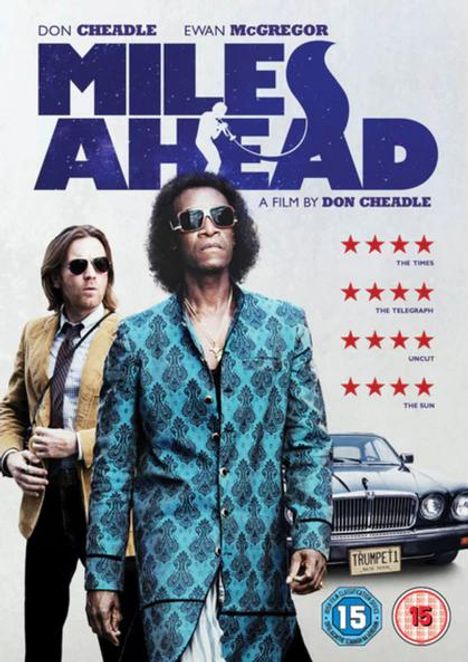 „Miles Ahead“, ein Film von Don Cheadle. Zwei Männer im Retro-Stil, ein Auto mit Kennzeichen „TRUMPET1“.
