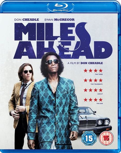 „MILES AHEAD“, ein Film von Don Cheadle, darüber zwei Männer, einer mit Sonnenbrille und Anzug.  Bewertungen und ein Auto.