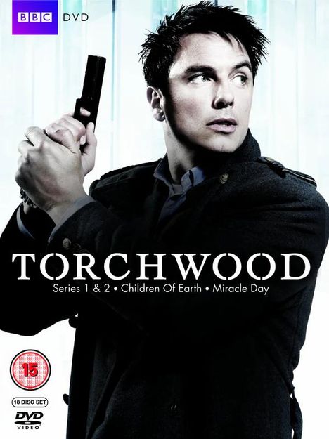 "TORCHWOOD, Series 1 & 2, Children Of Earth, Miracle Day." BBC DVD oben links. Mann hält Waffe, blickt nach rechts.