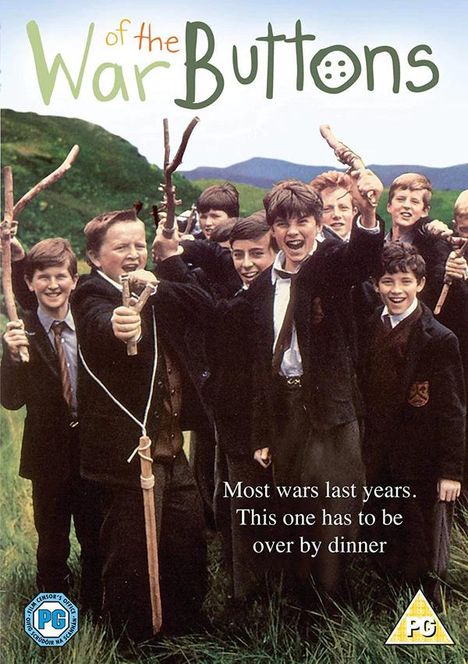 Text: "War of the Buttons" und "Most wars last years. This one has to be over by dinner". Eine Gruppe fröhlicher Jungen mit Schleudern auf einer Wiese.