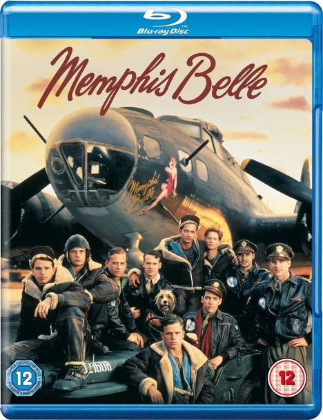 "Memphis Belle" in stilisierter Schrift. Eine Gruppe uniformierter Männer vor einem Flugzeug mit dem Schriftzug "Memphis Belle".