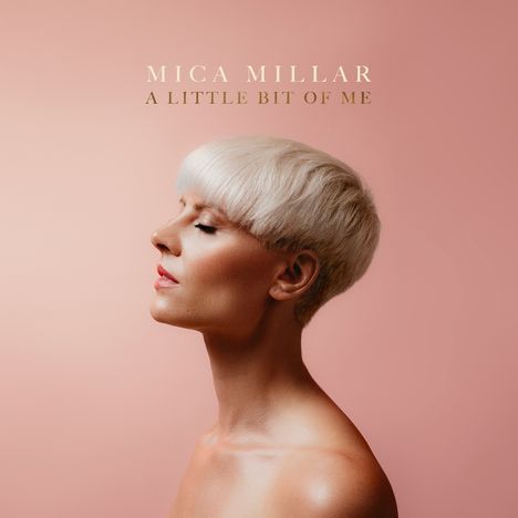 Oben steht "Mica Millar A Little Bit of Me". Eine Frau mit kurzem blondem Haar vor einem rosafarbenen Hintergrund.