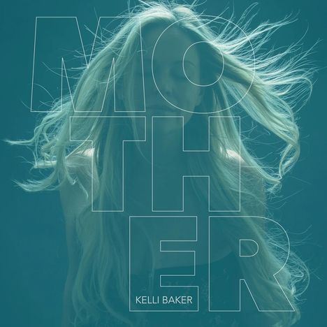 "MOTHER" und "KELLI BAKER" stehen über einem Porträt einer Frau mit wehendem, langem Haar.