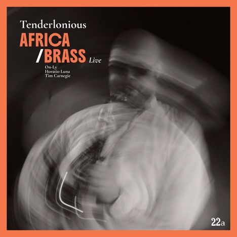 Text: "Tenderlonious, AFRICA/BRASS Live, On-Ly, Horatio Luna, Tim Carnegie, 22a". Verwischtes Schwarz-Weiß-Foto eines Saxophonspielers.