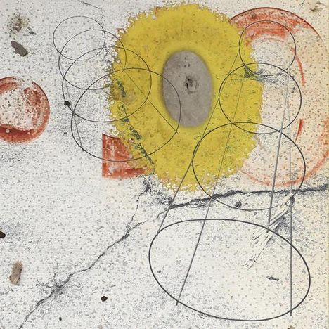 Illustration mit gelbem und grauem Kreis, roten Formen und schwarzen Linien auf strukturiertem Hintergrund.