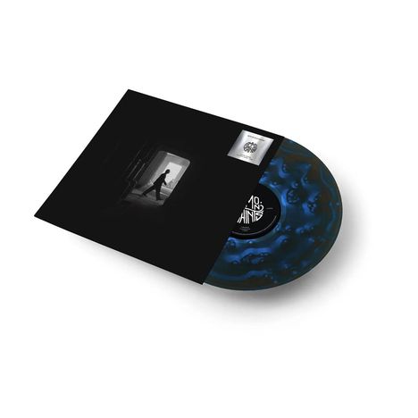 Vinyl-Schallplatte mit blauer Marmorierung und einem Album-Cover, das einen gehenden Mann in einem dunklen Durchgang zeigt.