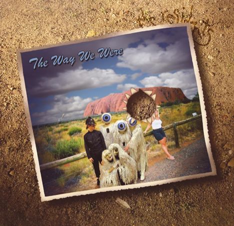 "The Way We Were" steht oben, darunter Personen in fantasievollen Kostümen vor einem roten Felsen mit blauem Himmel.