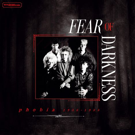 "Fear of Darkness", "phobia 1986-1988". Eine Gruppe von sechs Personen in Schwarz-Weiß vor einem düsteren Waldhintergrund.