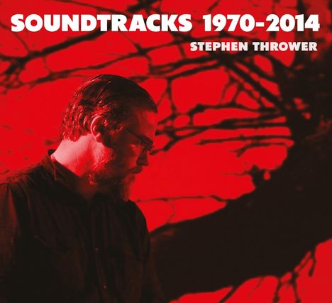 „SOUNDTRACKS 1970-2014, STEPHEN THROWER“. Ein Mann mit Bart vor einem roten Hintergrund mit schwarzen Ästen.