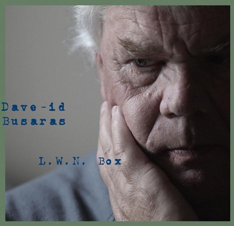 Texte: "Dave-id Busaras" und "L.W.N. Box". Ein älterer Mann stützt nachdenklich sein Gesicht mit der Hand.