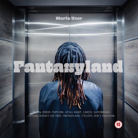 Texte: "Maria Uzor", "Fantasyland", Songtitel unten. Eine Person mit Dreadlocks steht in einem Aufzug, Rückenansicht.
