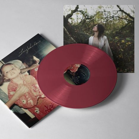 Ein rotes Vinyl mit Covertext "Long Haired" zeigt ein Kind im roten Kleid. Im Hintergrund eine Frau in einem Wald.