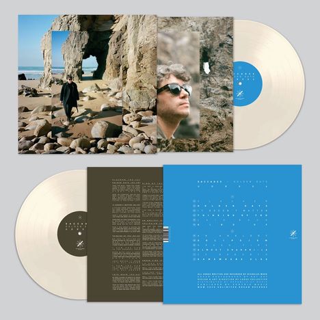 Texte: "Saccades Golden Days" auf blauem Hintergrund. Zwei Schallplatten, eine zeigt Strand und Felsen, die andere ein Porträt.