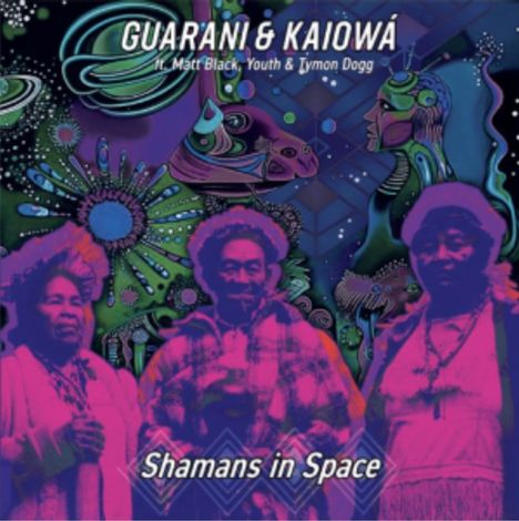 "GUARANI & KAIOWÁ ft. Matt Black, Youth & Tymon Dogg. Shamans in Space." Drei Personen, psychedelische Kunst im Hintergrund.