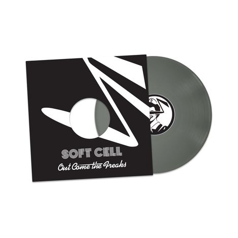 Text: "SOFT CELL Out Come the Freaks." Eine Vinyl-Schallplatte mit schwarz-weißem, geometrischem Design auf dem Cover.