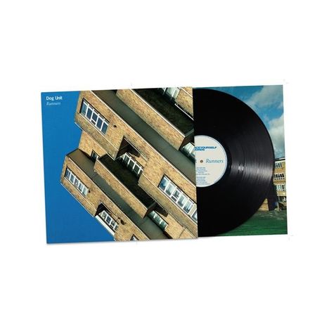 Text: "Dog Unit - Runners". Plattenhülle mit schrägem Gebäude und Vinyl-Schallplatte, Himmel im Hintergrund.