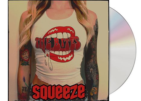 Ein Oberkörper in einem Tanktop mit "THE BITES" und blutende Lippen. Darunter "SQUEEZE". Tattoos auf den Armen.