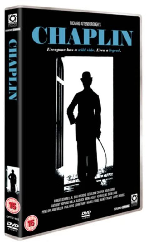„Richard Attenborough's CHAPLIN. Everyone has a wild side. Even a legend.“ Silhouette eines Mannes mit Hut und Stock.