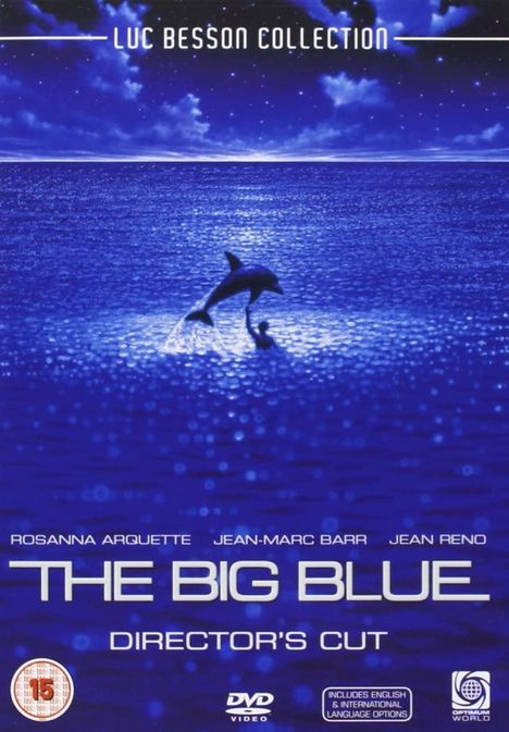 „Luc Besson Collection“, „The Big Blue“, „Director’s Cut“. Ein Delfin springt nachts aus dem meeresblauen Wasser.