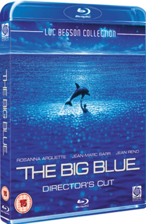 "The Big Blue Director's Cut" steht in großen Buchstaben. Illustration: Delfin springt aus dem Ozean in der Dämmerung.