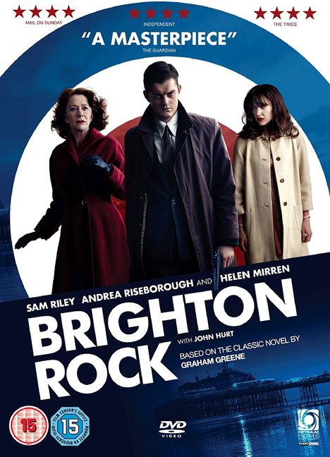 Texte: "A Masterpiece", "Brighton Rock", Namen der Schauspieler. Drei ernste Personen in Mänteln vor blau-rotem Hintergrund.