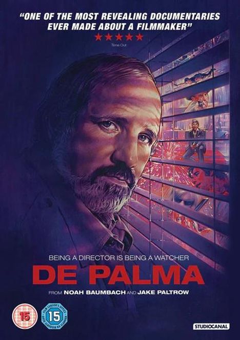 "ONE OF THE MOST REVEALING DOCUMENTARIES..."; Porträt eines Mannes vor einer Wand aus Filmszenen; Titel: DE PALMA.