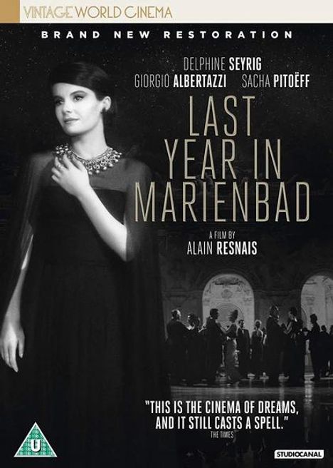 "Last Year in Marienbad" von Alain Resnais. Schwarz-weißes Bild einer eleganten Frau in einem formellen Kleid.