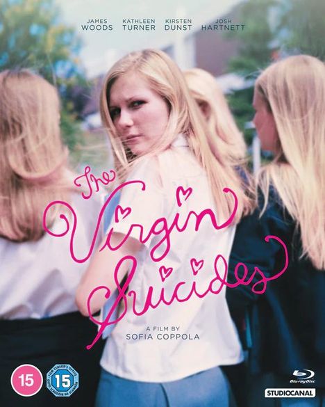 Oben Namen: James Woods, Kathleen Turner, Kirsten Dunst, Josh Hartnett. Unten Titel: "The Virgin Suicides", Regie Sofia Coppola. Vier Mädchen, eins schaut zurück.