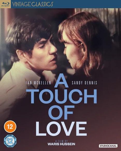 "A TOUCH OF LOVE", Ian McKellen und Sandy Dennis stehen nah beieinander, Blickkontakt haltend. Vintage Ästhetik.