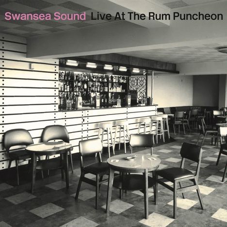 "Swansea Sound Live At The Rum Puncheon" steht oben. Eine leere Bar mit Stühlen, Tischen und Fliesenboden.