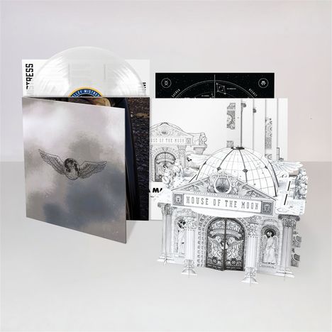 Texte: "HOUSE OF THE MOON", "MISTRESS". Illustrationen und ein Vinyl-Set mit kunstvollen Hüllen und geometrischem Design.