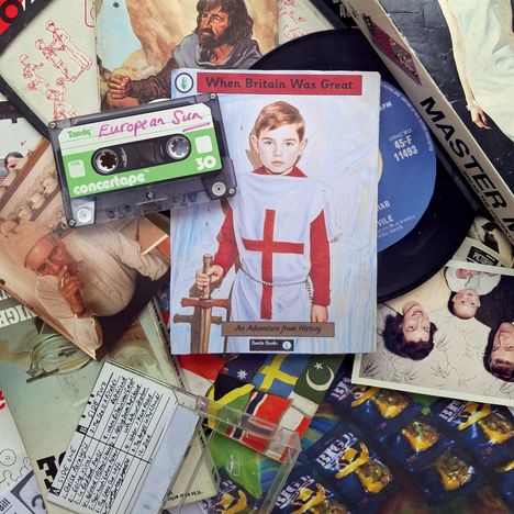Eine Kassette mit "European Sun", umgeben von Retro-Materialien: ein Buch mit einem Jungen im Ritterkostüm, Fotos und Schallplatten.