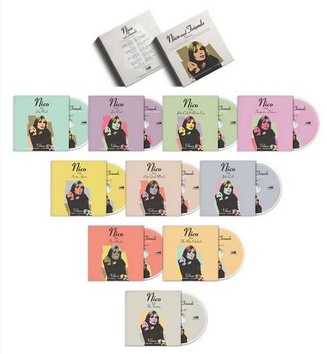 "Nico and Friends" auf CD-Hüllen, jede Hülle in verschiedenen Pastellfarben, zeigt Porträt einer Frau in Pop-Art Stil.