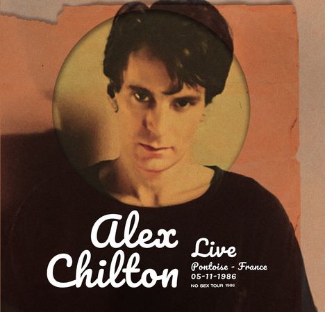"Alex Chilton Live, Pontoise - France, 05-11-1986, NO SEX TOUR 1986." Ein Porträt eines Mannes auf braunem Hintergrund.