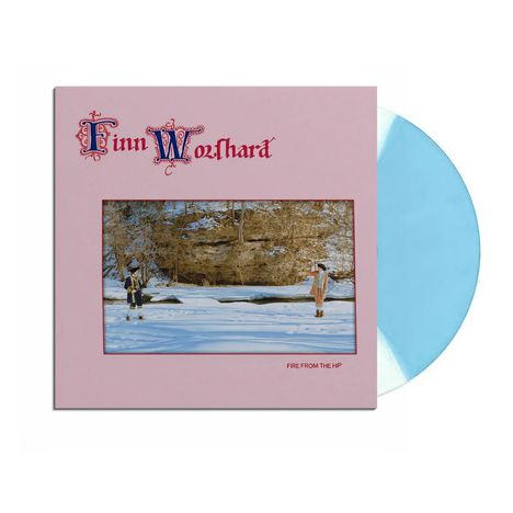 Text: "Finn Wolfhard", "Fire From the Hip". Eine winterliche Szene mit zwei Personen, ein blauer Schallplattenteil sichtbar.