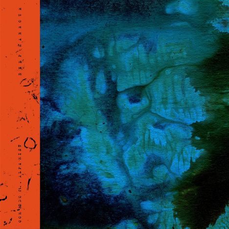 Vertikale rote Leiste mit schwarzem Text: "DEEP HARBOUR", "COMODO ft. ALPHAHIST". Blaue abstrakte Malerei.